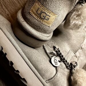 ✨DISCOUNTED SHIPPING!!!✨ UGG Classic Short Charm Boots in Seal Grey Suede